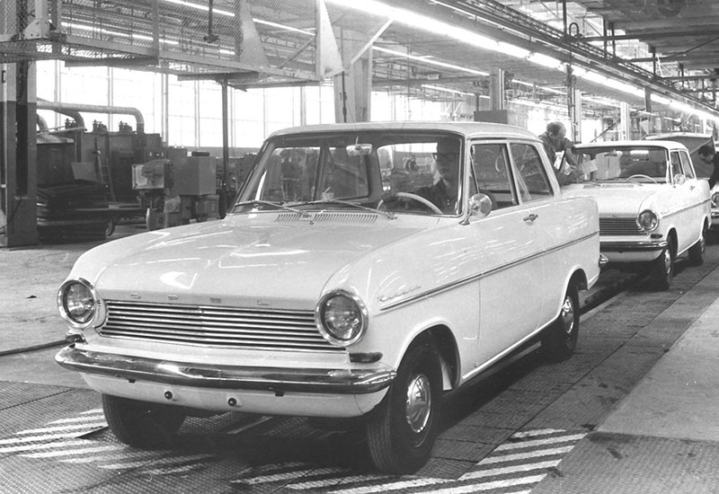 Ein Auto aus dem Opel Werk in Bochum auf dem Fließband